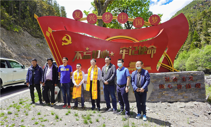 尊龙凯时集团党委书记、董事长任丁率队赴麻格同村推进对口帮扶工作